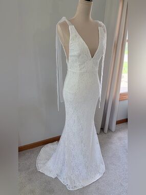 NWT Lulus White Lace Tie-Shoulder Plunge Neckline Wedding Dress XS